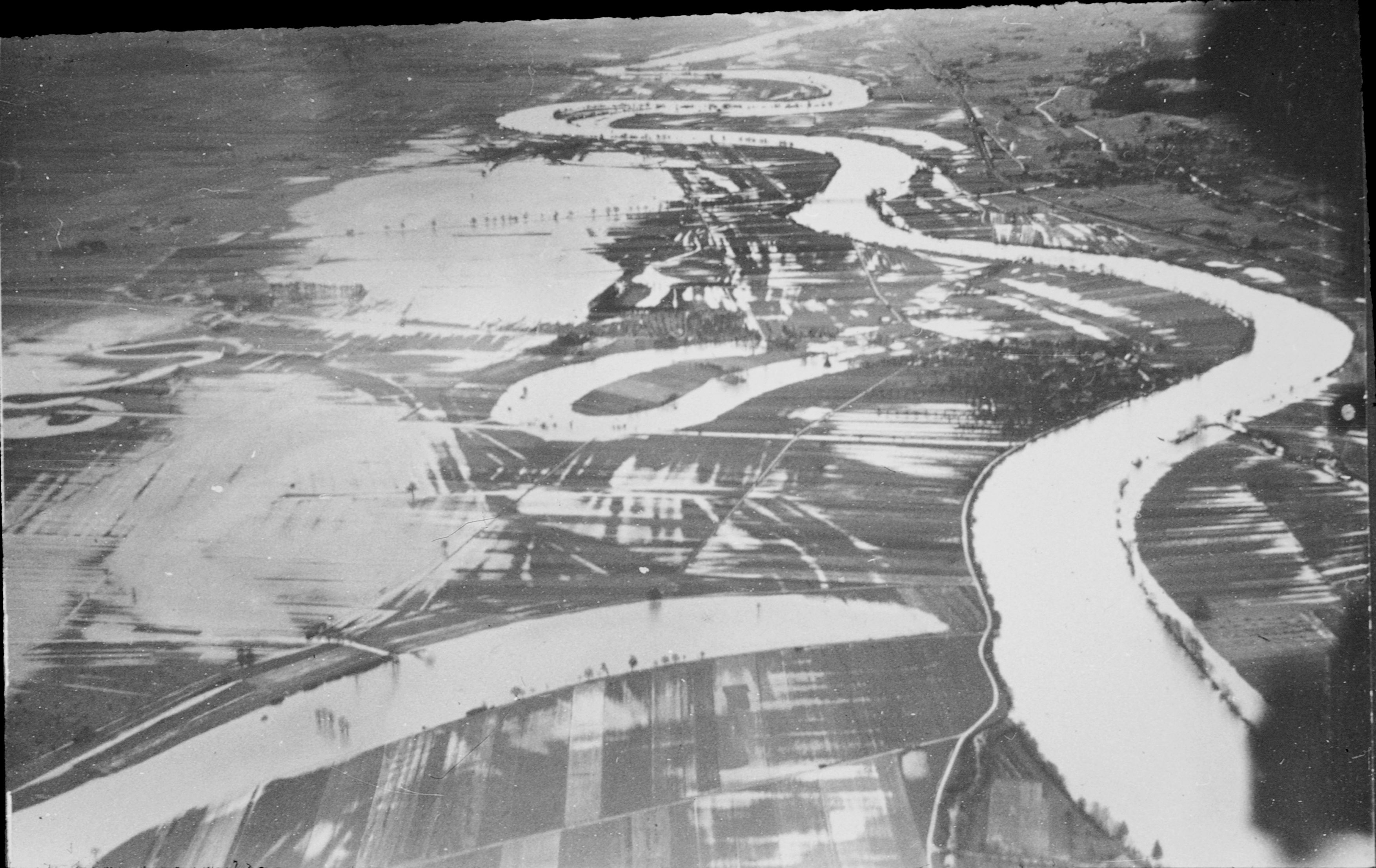 Fig. 4: Flood of the Aare near Büren, Grenchenwiti, Switzerland, Bridge of Arch, 26 November 1944. Credit: ETH-Bibliothek Zürich, Bildarchiv / Fotograf: Unbekannt / Dia_282-6347 / Public Domain Mark. http://doi.org/10.3932/ethz-a-000075731