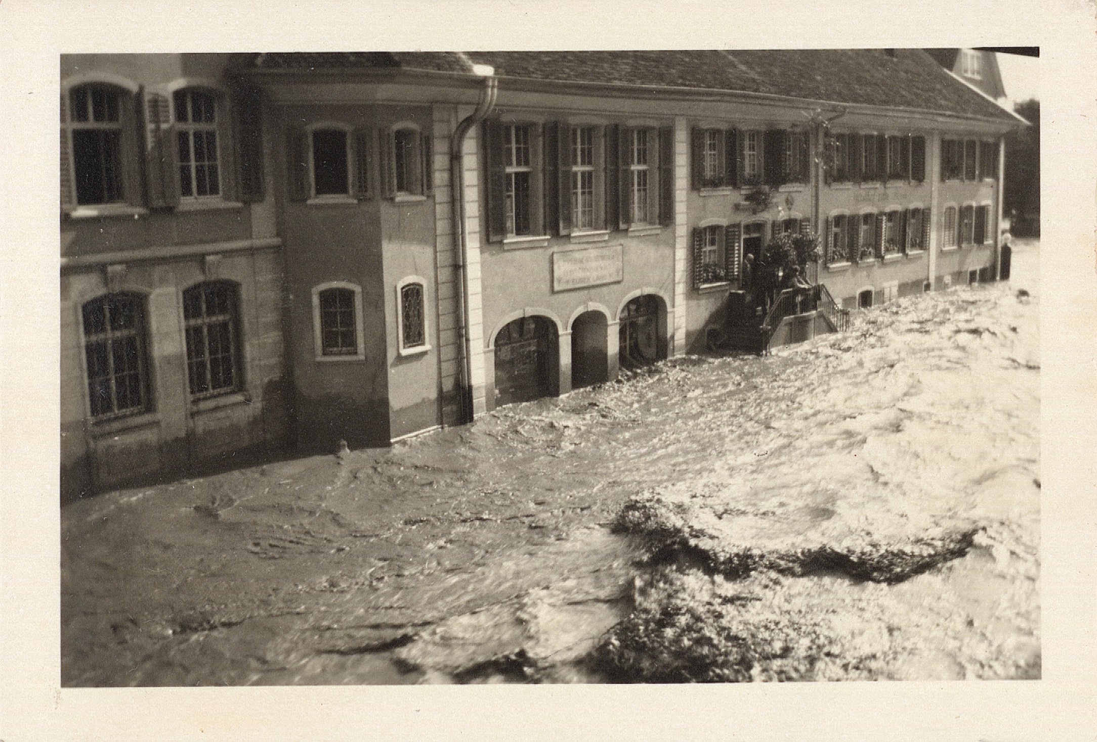 Fig. 5: Flood waters rise in Balsthal, Switzerland, in 1926. Credit: ETH-Bibliothek Zürich, Bildarchiv / Fotograf: Unbekannt / Ans_05140-008-AL / Public Domain Mark. http://doi.org/10.3932/ethz-a-000038141
